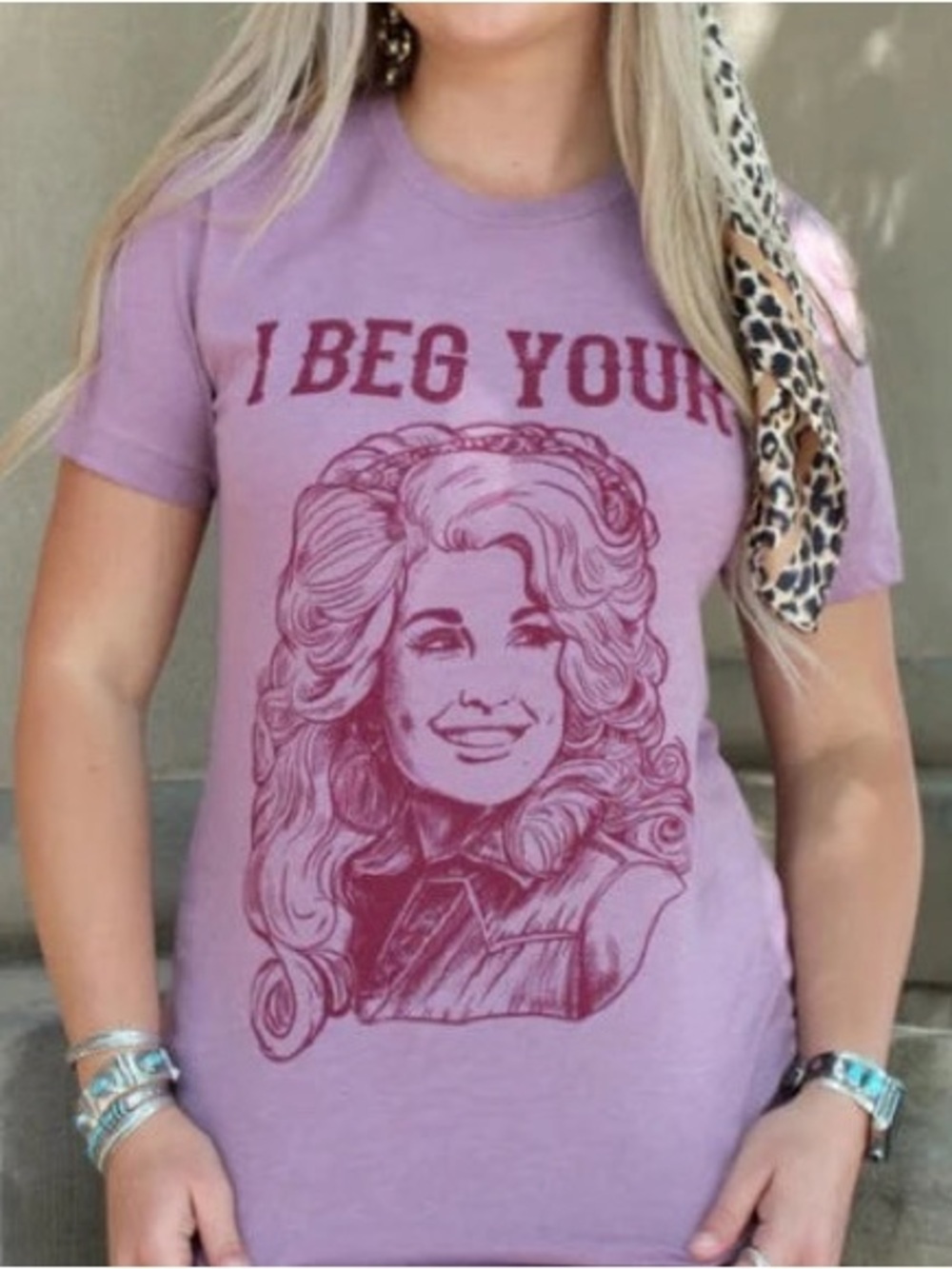 Dolly Parton Women’s “I Beg Your Parton” Pink Tee Size Small